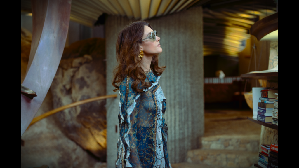 étalonneur numérique a woman in a strange house