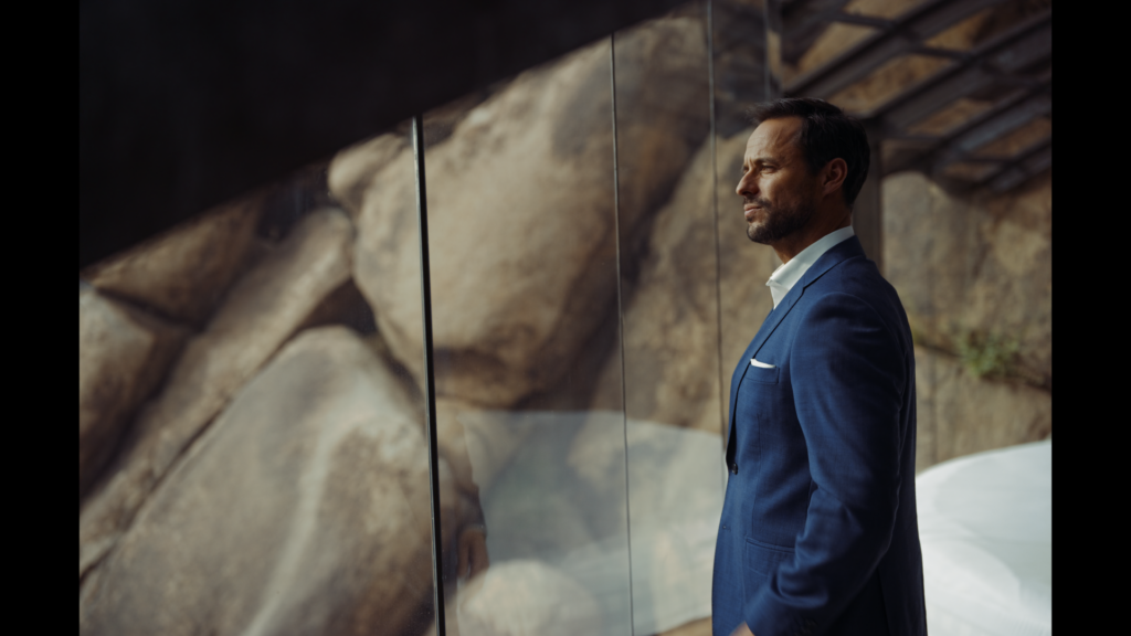 étalonneur numérique a serious man in a suit