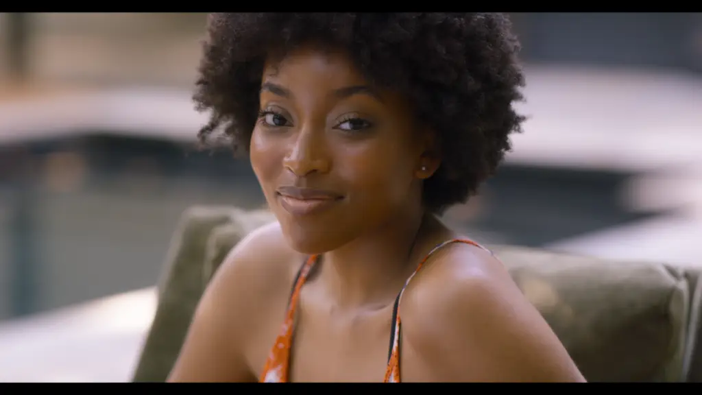 étalonneur numérique a woman sitting in a garden