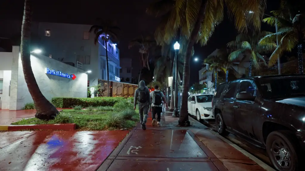 étalonneur numérique 2 men in a street at night