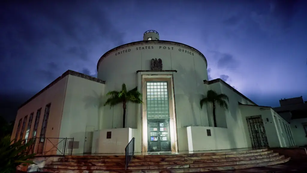 étalonneur numérique a post office at night