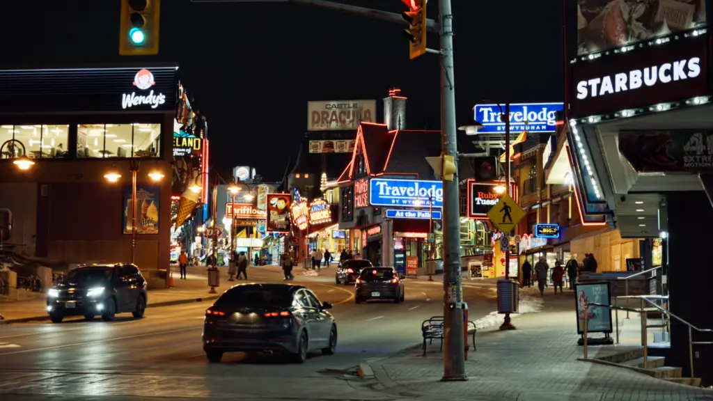étalonneur numérique a street at night